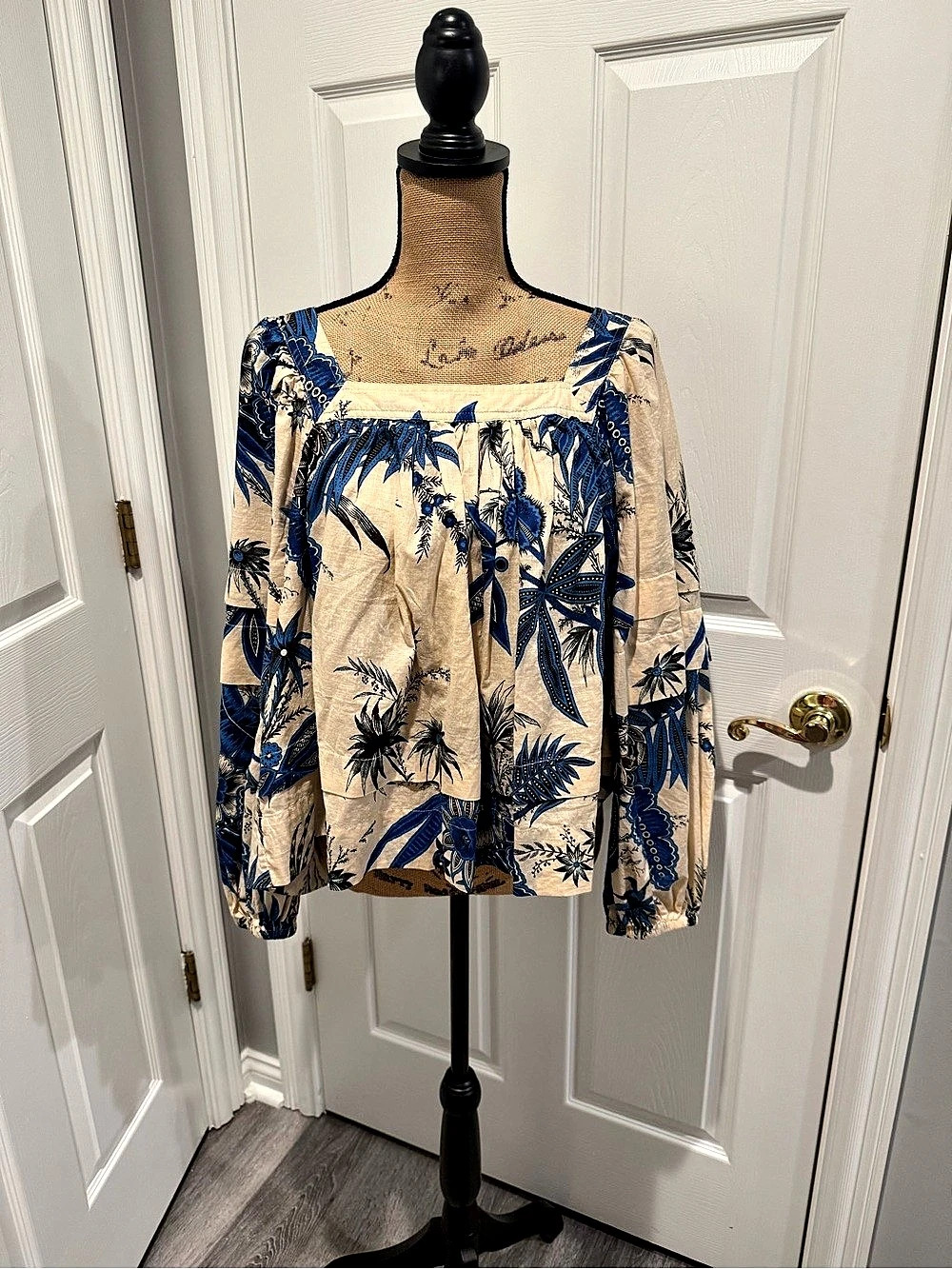 Banana Republic Womwn’s Floral Square Neck Blouse in Cream & Blue Size Medium